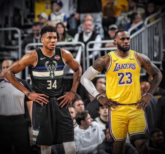 皇马11月最佳球员候选：姆巴佩领衔，维尼修斯、居莱尔在列（皇马公布11月最佳候选：姆巴佩领跑，维尼修斯与居莱尔入选）