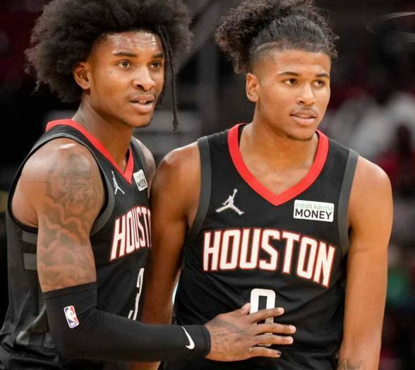 斯普利特：我们正在练习不同的防守策略，大家精神状态都很好（斯普利特：多套防守方案同步演练，球队士气正佳）