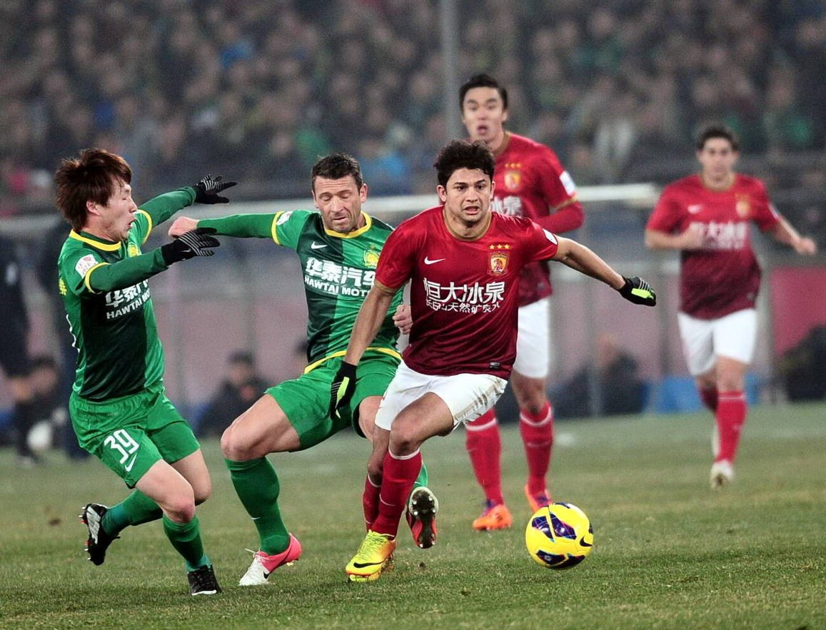 34天只赢1场！阿隆索致敬滕哈赫：都怪裁判，我们走在正确的路上（34天仅一胜！阿隆索致敬滕哈赫：责任在裁判，方向没错）