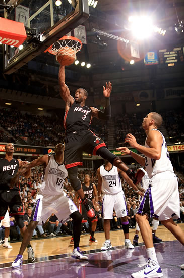 字母30+15+8难救主，唐斯打铁8中2布伦森37分，尼克斯送雄鹿7连败（字母哥30+15+8无力回天，布伦森轰37分，尼克斯送雄鹿吞7连败，唐斯手感冰凉8投2中）